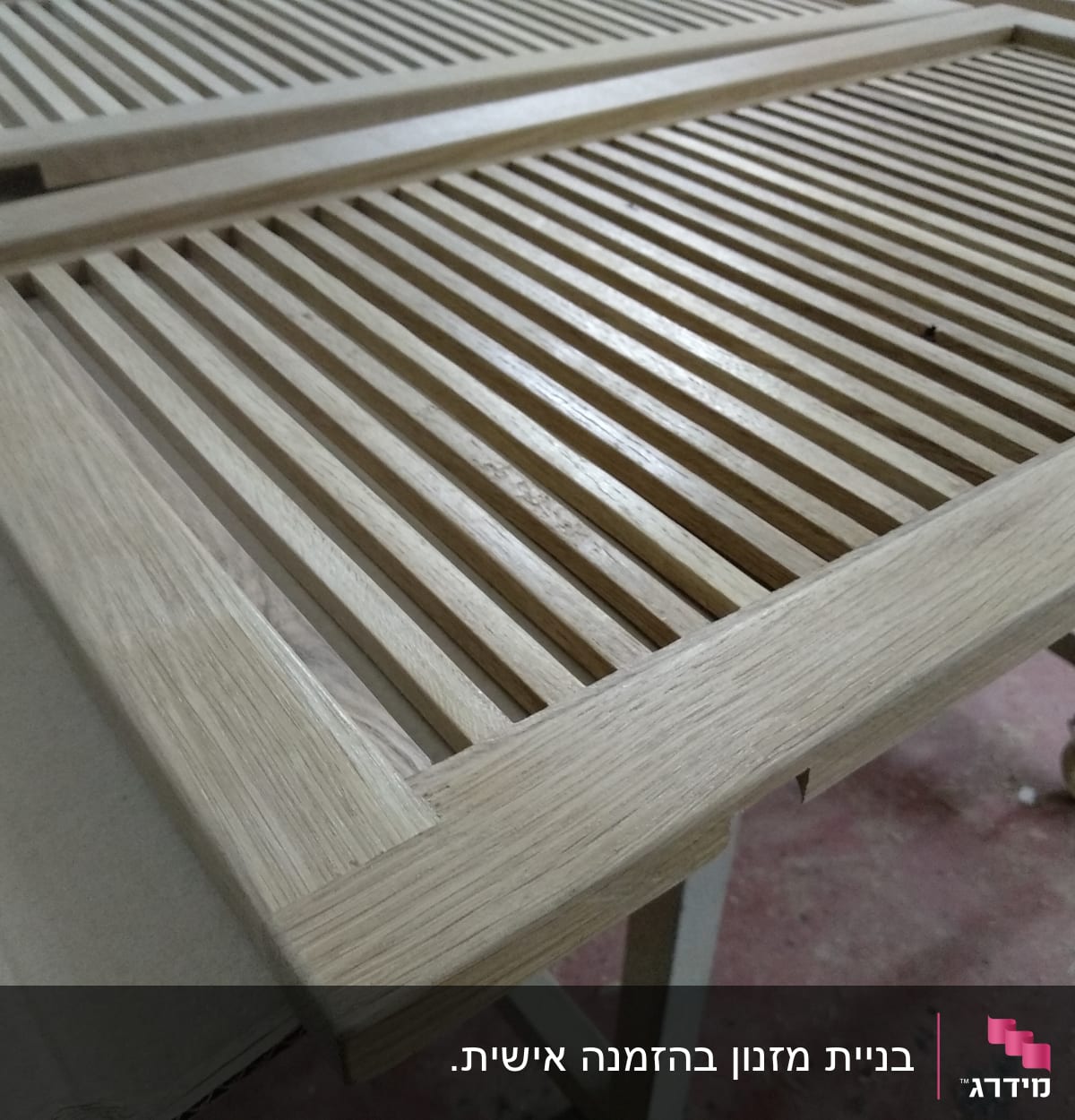 מסגרת עץ עם לוחות עץ דקים על שולחן עבודה